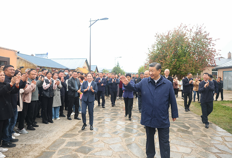 9月6日至8日，中共中央總書記、國家主席、中央軍委主席習(xí)近平在黑龍江考察。這是6日下午，習(xí)近平在大興安嶺地區(qū)漠河市北極村考察時，向當(dāng)?shù)厝罕姄]手致意。