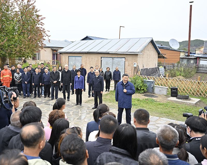 9月6日至8日，中共中央總書記、國家主席、中央軍委主席習(xí)近平在黑龍江考察。這是6日下午，習(xí)近平在大興安嶺地區(qū)漠河市北極村考察時，同當(dāng)?shù)厝罕娪H切交流。