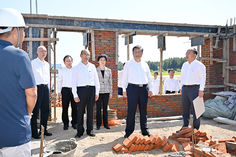 9月6日至8日，中共中央總書記、國家主席、中央軍委主席習(xí)近平在黑龍江考察。這是7日上午，習(xí)近平在遭受洪澇災(zāi)害的哈爾濱尚志市老街基鄉(xiāng)龍王廟村，察看水毀房屋重建情況。